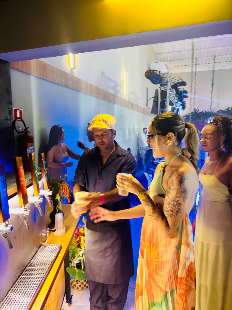 Bar Nautila iluminado durante a noite
